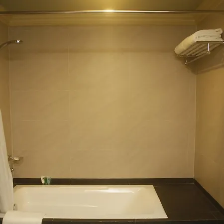 Herald Suites Polaris Makati City Exterior photo